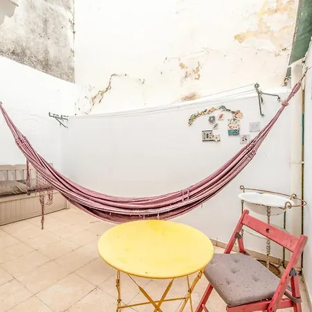 Guestready - Cozy Estefania - An Artists Corner!